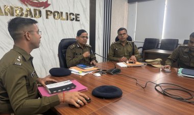 धनबाद में लॉ एंड ऑडआर्र को ले  हाई-लेवल मीटिंग, IG ने क्राइम कंट्रोल में पुलिस की सक्रियता को सराहा