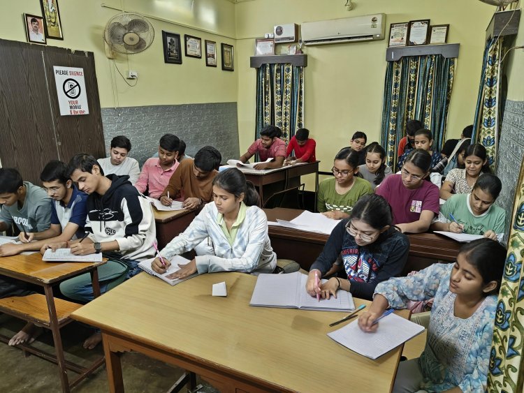 Dhanbad: झरिया में ‘वैज्ञानिक चिंतन – वैश्विक सौहार्द की राह’ पर निबंध प्रतियोगिता, युवाओं ने विज्ञान को जोड़ा जीवन से