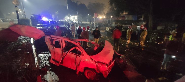 Delhi Blast : लाल किले के पास कार में जोरदार धमाका, 8 की मौत, 30 से ज्यादा गाड़ियां खाक; पूरी दिल्ली में हाई अलर्ट