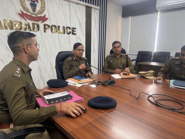 धनबाद में लॉ एंड ऑडआर्र को ले  हाई-लेवल मीटिंग, IG ने क्राइम कंट्रोल में पुलिस की सक्रियता को सराहा