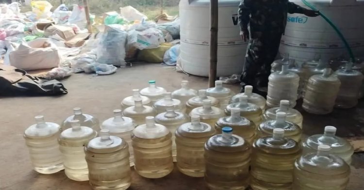 Dhanbad : टुंडी में नकली अंग्रेजी शराब की मिनी फैक्ट्री का भंडाफोड़, 10 लाख की शराब जब्त; मुख्य आरोपी फरार