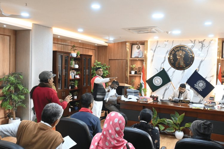 Dhanbad : डीसी ने लगाया जनता दरबार, गोमो लोको बाजार के सामूहिक रास्ते से अतिक्रमण हटाने की मांग