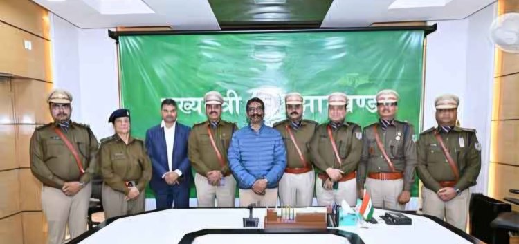 झारखंड पुलिस को बड़ी सौगात: IPS रैंक में पदोन्नत छह अधिकारियों को CM हेमंत सोरेन ने पहनाया बैज