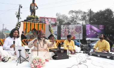 धनबाद: कबीर–सूफी सुरों में शहीद रणधीर वर्मा को श्रद्धांजलि, पद्मश्री भारती बंधु की गायकी ने छू ली आत्मा