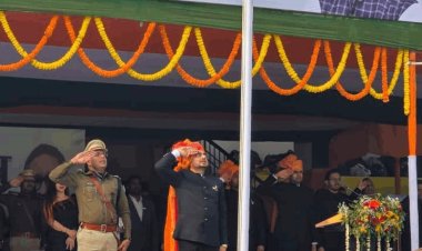 धनबाद में शान से मना गणतंत्र दिवस, रणधीर वर्मा स्टेडियम में उपायुक्त आदित्य रंजन ने फहराया तिरंगा, विकास का रखा रोडमैप