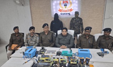 झारखंड: पलामू में अवैध ‘मिनी मोबाइल फैक्ट्री’ का भंडाफोड़, घर में चल रहा था रीफर्बिश्ड फोन का धंधा, दो गिरफ्तार