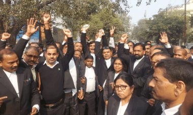 धनबाद: अधिवक्ताओं काअनिश्चितकालीन न्यायिक कार्य बहिष्कार  आज से , सदर अस्पताल गेट की बाउंड्री वॉल से विवाद