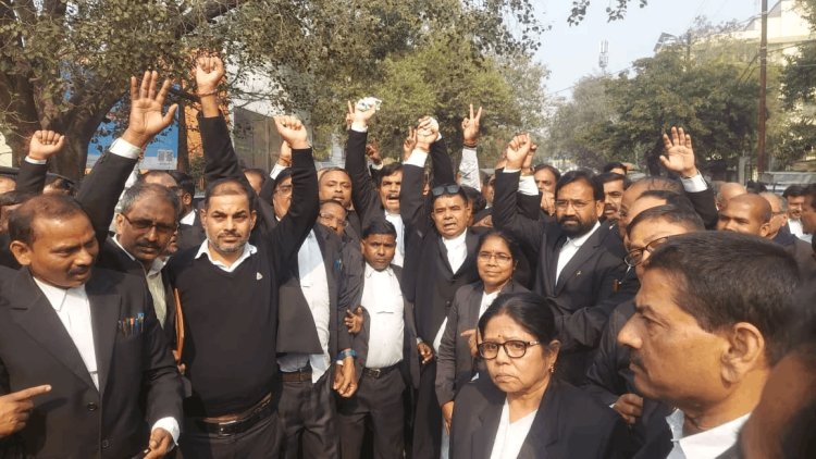 धनबाद: अधिवक्ताओं का अनिश्चितकालीन न्यायिक कार्य बहिष्कार  आज से , सदर अस्पताल गेट की बाउंड्री वॉल से विवाद