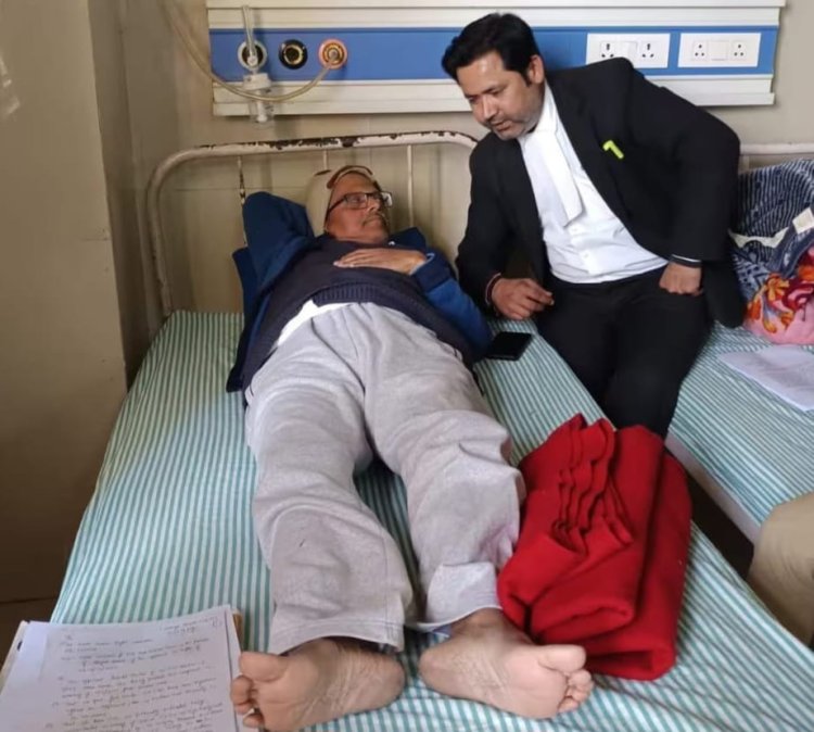 उत्तर प्रदेश: देवरिया जेल में बंद पूर्व IPS अमिताभ ठाकुर की तबीयत बिगड़ी, मेडिकल कॉलेज में भर्ती