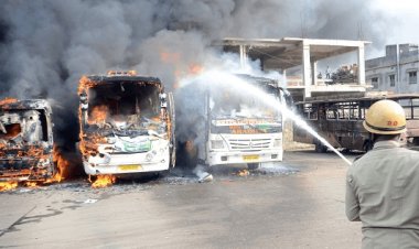 झारखंड: रांची के सबसे बड़े बस स्टैंड में अग्निकांड: खड़ी बसों में लगी भीषण आग, छह जलकर खाक