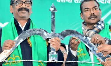 JMM का 47वां स्थापना दिवस: हेमंत सोरेन का केंद्र पर हमला, बोले– हमें कमजोर या भोला समझने की भूल न करे दिल्ली