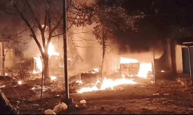 धनबाद: सरायढेला के स्टील गेट सब्जी बाजार में भीषण आग, 12 से अधिक दुकानें राख; लाखों का नुकसान