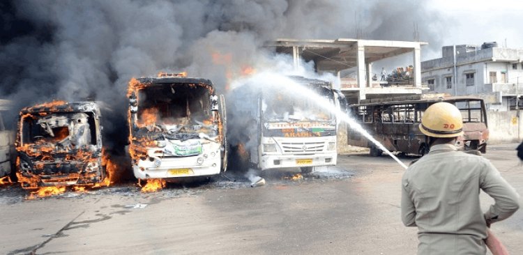 झारखंड: रांची के सबसे बड़े बस स्टैंड में अग्निकांड: खड़ी बसों में लगी भीषण आग, छह जलकर खाक