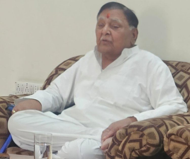 Dhanbad News: 87वें जन्मदिन पर समाजसेवा की मिसाल बने परशुराम सिंह, स्कूली व नेत्रहीन बच्चों को कराया भोजन