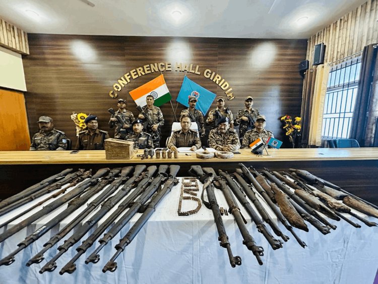 झारखंड:गिरिडीह में नक्सलियों को बड़ा झटका, पारसनाथ पहाड़ी से हथियारों का भारी जखीरा बरामद
