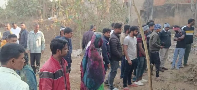 दुमका में डबल मर्डर से सनसनी: पुलिस इंस्पेक्टर ऑफिस के पीछे मां-बेटी के शव मिले, दुष्कर्म के बाद हत्या की आशंका