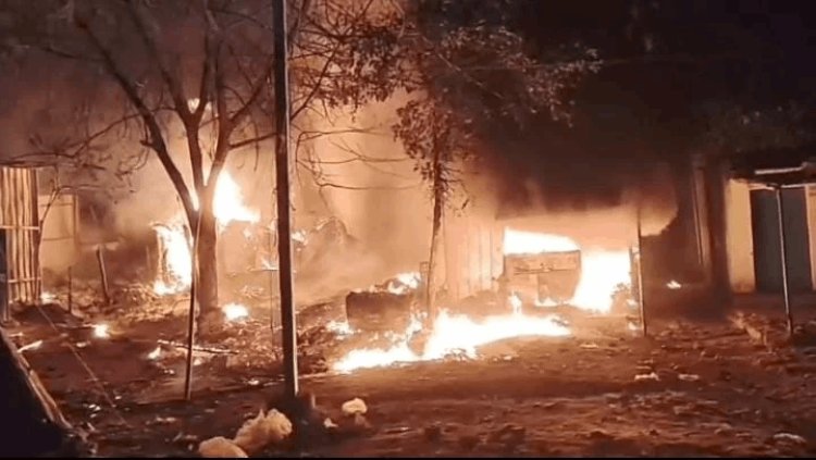 धनबाद: सरायढेला के स्टील गेट सब्जी बाजार में भीषण आग, 12 से अधिक दुकानें राख; लाखों का नुकसान
