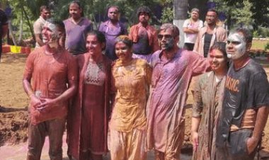 धनबाद में अफसरों की होली: डीसी-एसएसपी आवास पर रंग, ढोल और एकजुटता का संदेश