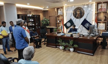 धनबाद: जनता दरबार में डीसी ने सुनी लोगों की समस्याएं, अधिकारियों को दिया त्वरित समाधान का निर्देश