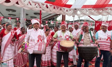 Dhanbad: मांदर की थाप पर झूमा पुलिस महकमा, सरहुल में SSP प्रभात कुमार ने दिया समरसता का संदेश