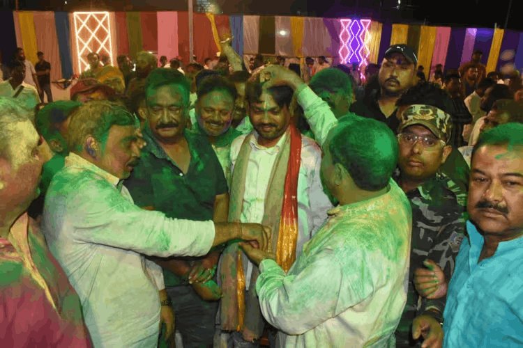 धनबाद: 8.5 साल बाद ‘सिंह मेंशन’ में लौटी होली की धूम, मेयर संजीव सिंह-MLA रागिनी सिंह संग रंगों में डूबा शहर