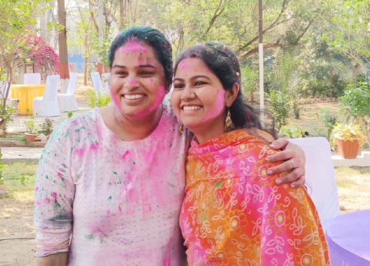 झारखंड: पलामू में रंग-गुलाल संग प्रशासन का जलवा, DC-SP ने बजाया झाल-मंजीरा, कर्मचारियों संग झूमे अफसर