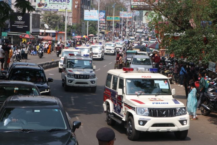 धनबाद: 40 नई बोलेरो के साथ सड़कों पर उतरी पुलिस, ईद-रामनवमी को ले फ्लैग मार्च