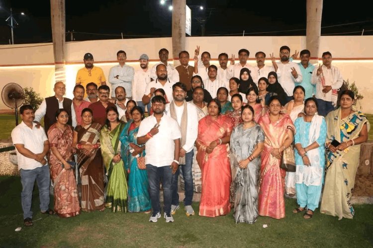 धनबाद में डिप्टी मेयर चुनाव से पहले ‘सिंह मेंशन’ में शक्ति प्रदर्शन, 47 पार्षदों की टी मीटिंग से गरमाई सियासत