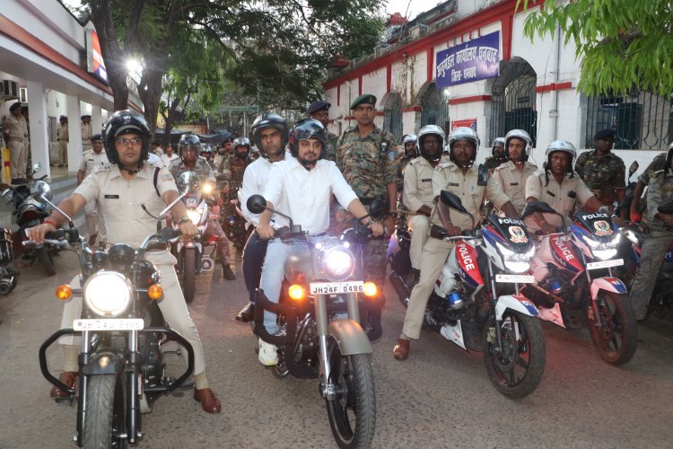 धनबाद में राम नवमी पर हाई अलर्ट: डीसी-एसएसपी के नेतृत्व में निकला फ्लैग मार्च, चप्पे-चप्पे पर पुलिस तैनात