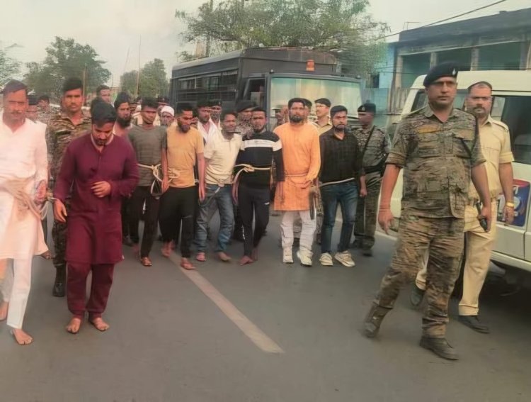 धनबाद: बलियापुर में पथराव के बाद पुलिस का एक्शन, 20 आरोपी गिरफ्तार, बाजार में निकाला जुलूस