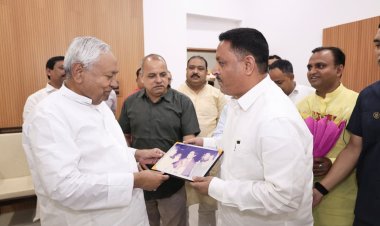 30 साल पुरानी तस्वीर ने छुआ दिल: Nitish Kumar हुए भावुक, पिंटू सिंह के खास गिफ्ट ने जगा दी यादें