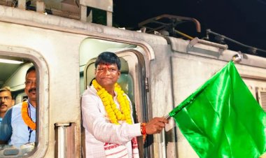 “धनबाद से मुंबई की सीधी रेल सेवा शुरू: सांसद ढुलू महतो ने दिखाई हरी झंडी, उद्घाटन को ले हाई वोल्टेज ड्रामा”