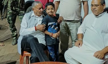 चतरा: “नन्हे दोस्तों के बीच पहुंचे सांसद कालीचरण सिंह, बच्चों संग हंसी-ठिठोली ने जीता चतरा का दिल”