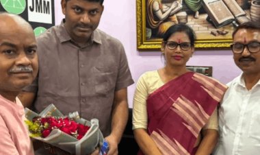 पाकुड़ में नगर परिषद अध्यक्ष शबरी पाल और उपाध्यक्ष राणा ओझा की JMM नेता पंकज मिश्रा से मुलाकात