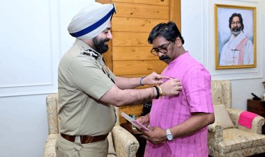 अग्निशमन सेवा सप्ताह की शुरुआत: CM हेमन्त सोरेन ने पहना ‘शहादत का बैज’, सुरक्षा जागरूकता पर दिया बड़ा संदेश