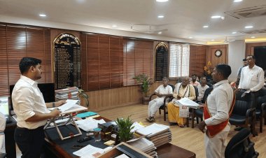 धनबाद: जनता दरबार में DC आदित्य रंजन ने सुनीं लोगों की समस्याएं, अधिकारियों को दिए सख्त निर्देश