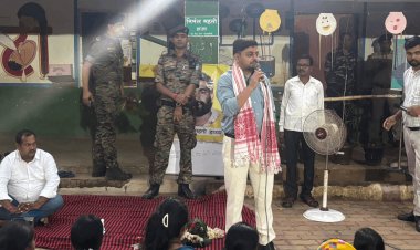 धनबाद: दूरस्थ गांवों में पहुंचे DC आदित्य रंजन, संध्या चौपाल में सुनी जनता की आवाज; आत्मनिर्भर गांव बनाने पर जोर