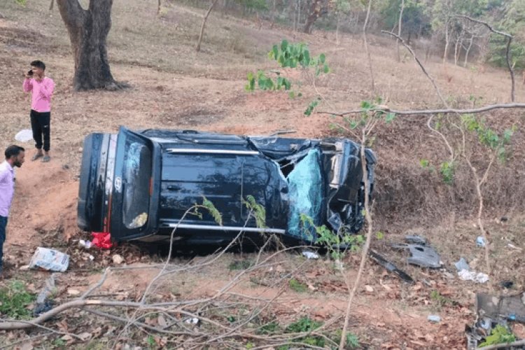 बिहार: बांका में  कार-बाइक की भीषण टक्कर, खाई में गिरी कार; बुजुर्ग समेत 3 की मौके पर मौत, 4 घायल