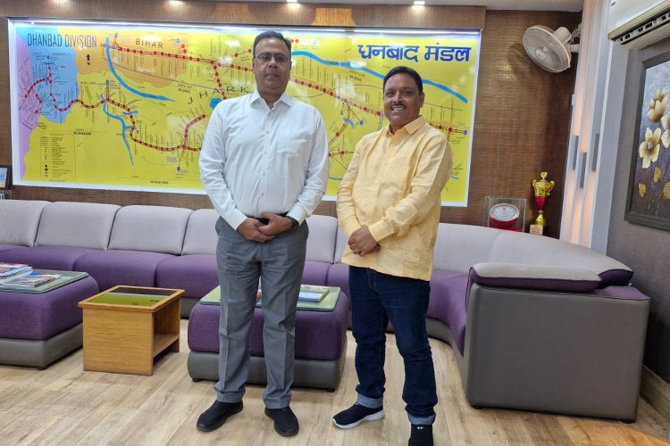 यात्री सुविधाओं को लेकर पिंटू कुमार सिंह ने डीआरएम को सौंपा ज्ञापन