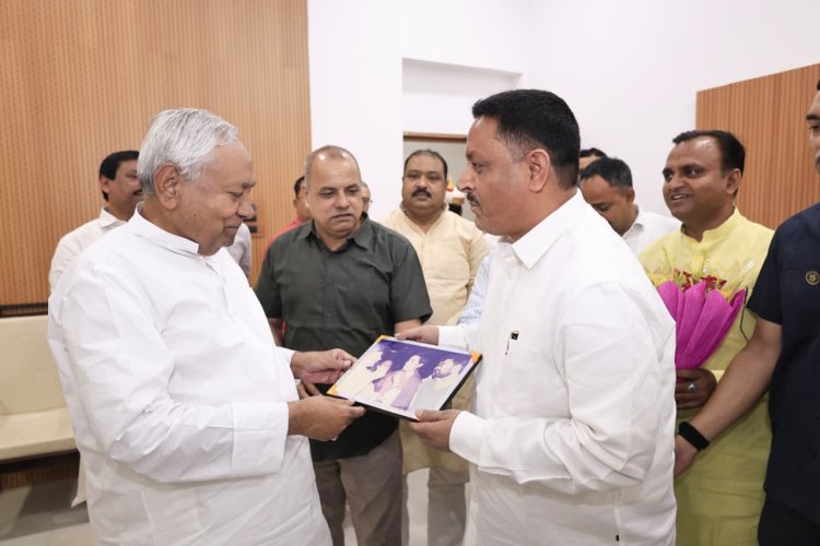 30 साल पुरानी तस्वीर ने छुआ दिल: Nitish Kumar हुए भावुक, पिंटू सिंह के खास गिफ्ट ने जगा दी यादें