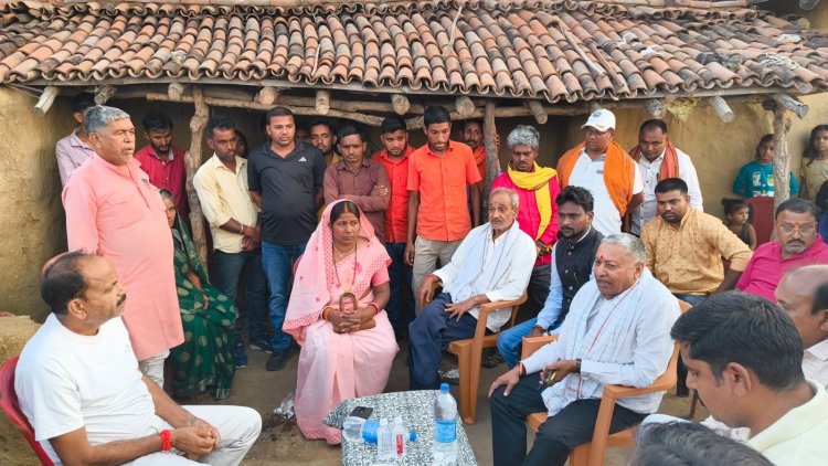 “वादे के पक्के चतरा सांसद: कालीचरण सिंह ने निभाया भरोसा, दिवंगत कार्यकर्ता के बच्चों की शादी में दी ₹1 लाख की मदद”