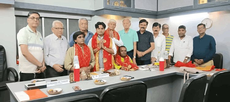 धनबाद: शहीद चंद्रशेखर आजाद के पौत्र ने शक्ति मंदिर में टेका माथा, भव्य स्वागत से गूंजा परिसर