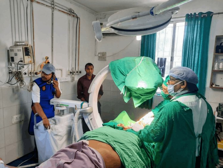 धनबाद सदर अस्पताल में कमाल! अत्याधुनिक C-Arm मशीन से जटिल फ्रैक्चर का मुफ्त सफल ऑपरेशन