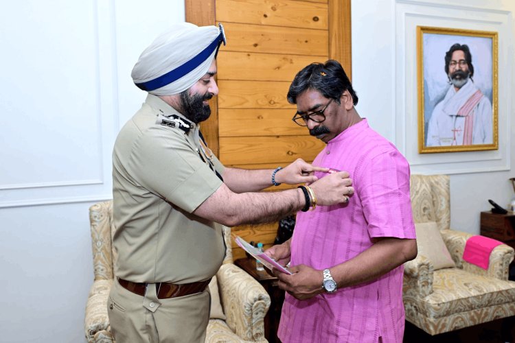 अग्निशमन सेवा सप्ताह की शुरुआत: CM हेमन्त सोरेन ने पहना ‘शहादत का बैज’, सुरक्षा जागरूकता पर दिया बड़ा संदेश