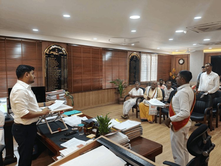 धनबाद: जनता दरबार में DC आदित्य रंजन ने सुनीं लोगों की समस्याएं, अधिकारियों को दिए सख्त निर्देश