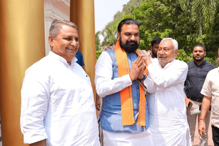 बिहार: “कंधे पर हाथ, सियासत में संकेत! Nitish Kumar और Samrat Choudhary की मुलाकात से  राजनीति में हलचल”