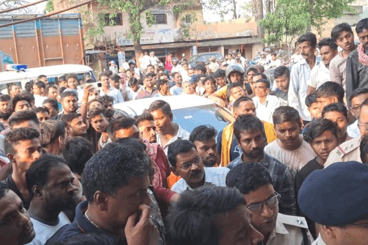 रामगढ़ में दिनदहाड़े 1 करोड़ की डकैती! पिस्टल के दम पर ज्वेलर्स लूटे, ग्रामीणों ने 2 अपराधियों को दबोचा