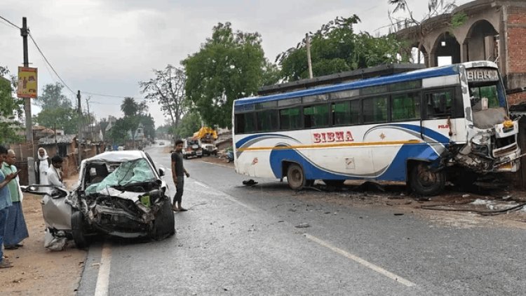 देवघर से शादी से लौट रहा परिवार हादसे का शिकार: गिरिडीह में कार-बस की जोरदार टक्कर, 2 की मौत, 5 गंभीर घायल
