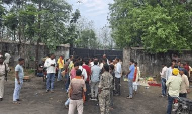धनबाद: राजगंज में अवैध कोयला डिपो के पास हाइवा से कुचलकर युवक की मौत; शव छिपाने के आरोप पर हंगामा
