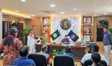 धनबाद में जनता दरबार: DC आदित्य रंजन ने सुनी जनता की फरियाद, जमीन से लेकर प्रदूषण तक उठे कई बड़े मुद्दे